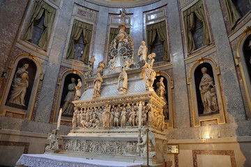Fototapeta na wymiar BOLOGNA, ITALY - JULY 20, 2018: Interior of the Basilica of San Domenico. Built in the 13th century 