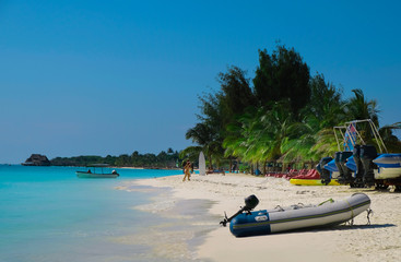 Mooi uitzicht op de oceaan en de kustlijn. Mensen rusten op het strand. De kust van de Indische Oceaan. Zanzibar van Tanzania
