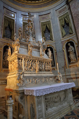 Fototapeta premium BOLOGNA, ITALY - JULY 20, 2018: Interior of the Basilica of San Domenico. Built in the 13th century 