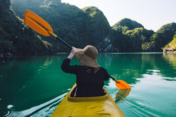 Kayak fahren in der Halong Bucht - Norden von Vietnam - obrazy, fototapety, plakaty