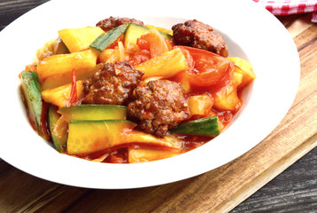 Sweet and sour sauce mixed vegetable fried with seasoning minced pork. (Thai name is  pt bprieow waan)