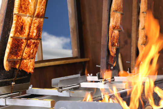 W&uuml;rziger Flammlachs vom Feuer