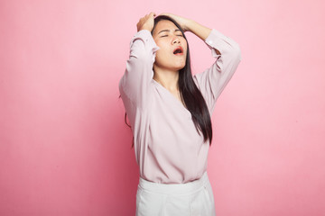 Naklejka premium Stressed young Asian businesswoman scream out.