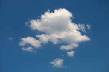 Blauer Himmel und weiße Wolke