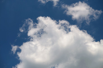 Fototapeta na wymiar Weiße Wolken und blauer Himmel - Stockfoto