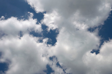 Blauer Himmel und weiße Wolken - Stockfoto