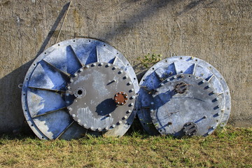 Runde Deckel.
Die Deckel werden genutzt um einen Abwasserkanal zu einer Dichtheitsprobe abzudichten.