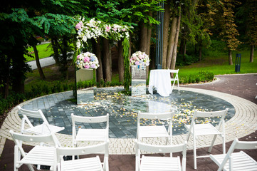 Beautiful wedding flowers arch
