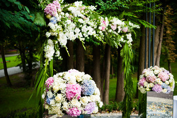 Beautiful wedding flowers arch