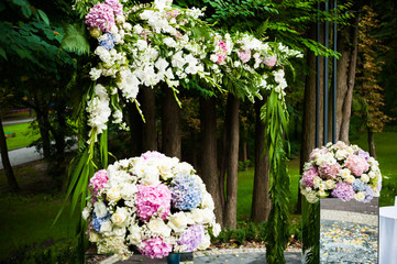 Beautiful wedding flowers arch