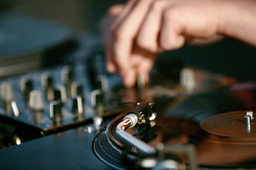 Obraz premium DJ miksujący utwór muzyczny na festiwalu