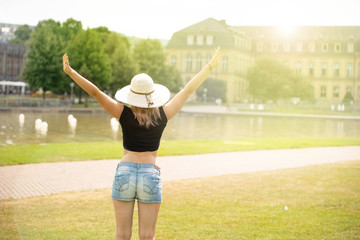 Junge Frau Glücklich im freien