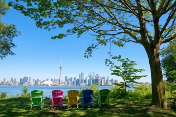 Panorama de Toronto, Canada sur des chaises de différentes couleurs et arbre d& 39 Isand aux beaux jours