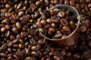 Fototapeta premium Vintage copper bucket in coffee beans