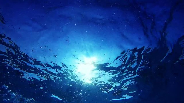 riflessi di luce sott'acqua