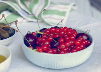 Preiselbeeren mit Kirschen in einer schönen Schale mit Serviette 