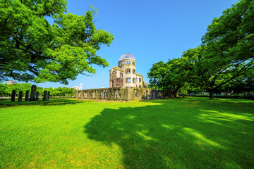 Fototapeta na wymiar 青空の広島平和記念公園