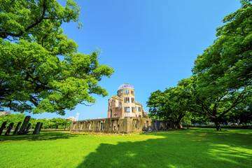 Fototapeta na wymiar 青空の広島平和記念公園
