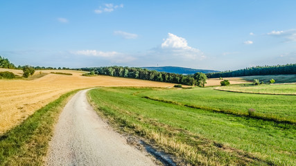 Landschaft, Feldweg und Felder in Taunusstein