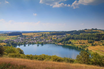 Schalkenmehrener Maar in der Eifel, Deutschland