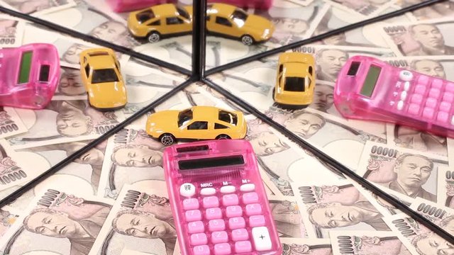 鏡に映る一万円札とミニカーと計算機