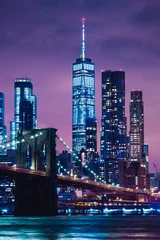 Foto auf Acrylglas Skyline der Innenstadt von New York City Brooklyn Bridge und Wolkenkratzer über dem East River beleuchtet mit Lichtern in der Abenddämmerung nach Sonnenuntergang Blick von Brooklyn © Happy Stock