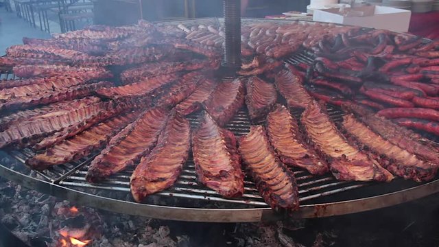 Gran Parrilla  con carnes asadas al aire libre. Carnes de cerdo, chorizos, salchichas y longanizas