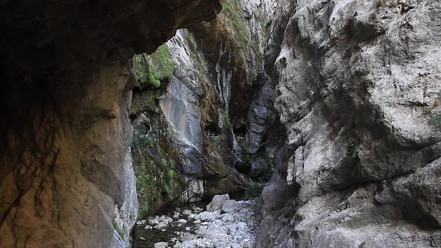 Ruta turistica con t&uacute;neles excavados en la roca en paralelo al R&iacute;o Cares  (Ruta del Cares). Desfiladero en Los Picos de Europa entre Asturias y Le&oacute;n. Espa&ntilde;a 

