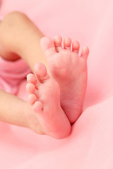 Obraz na płótnie Canvas Close up of tiny foot of newborn baby 