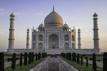 Fototapeta na wymiar Sunrise over the Taj Mahal