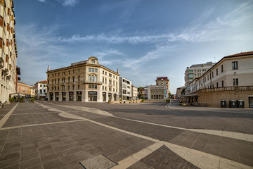 Pordenone e la sua grande Piazza XX Settembre - panorama cittadino