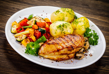 Grilled chicken fillet and vegetables