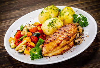 Grilled chicken fillet and vegetables