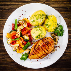 Grilled chicken fillet and vegetables