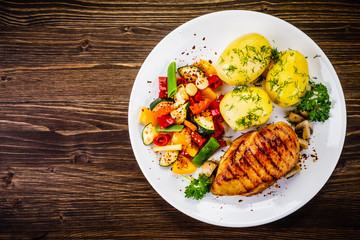 Grilled chicken fillet and vegetables