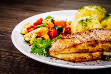 Grilled chicken fillet and vegetables