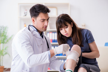 Obraz premium Patient visiting doctor after sustaining sports injury