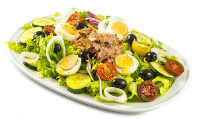 Ensalada mixta con huevo y atún