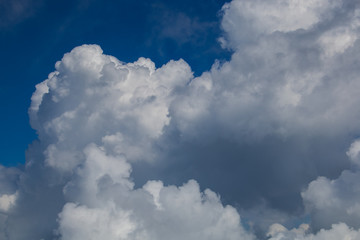 Fototapeta premium Cumulonembo estivo contro il cielo blu