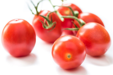 frische kleine Cocktailtomaten isoliert