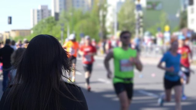  High quality video of cheering runners in 4k slow motion 60fps