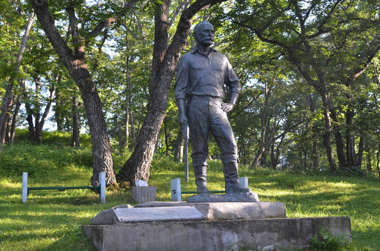 Памятник в лесу