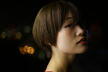 涙を流す女性