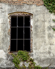 Altes Gitterfenster im Verfall