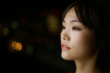 涙を流す女性