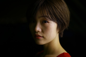 涙を流す女性