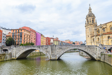 Obraz premium panoramic view of bilbao old town with san Anton church at background, Spain