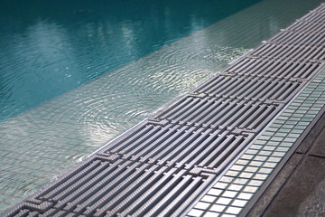 Grid for water circulation in swimming pool