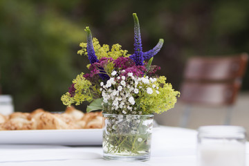 Tischdekoration für die Hochzeit