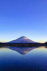 Fototapeta na wymiar 夕日を浴びた富士山、山梨県富士河口湖町精進湖にて